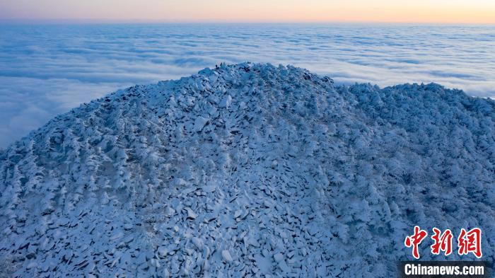 圖為積雪點(diǎn)綴秦嶺冰晶頂?！≈烊竾疑止珗@供圖