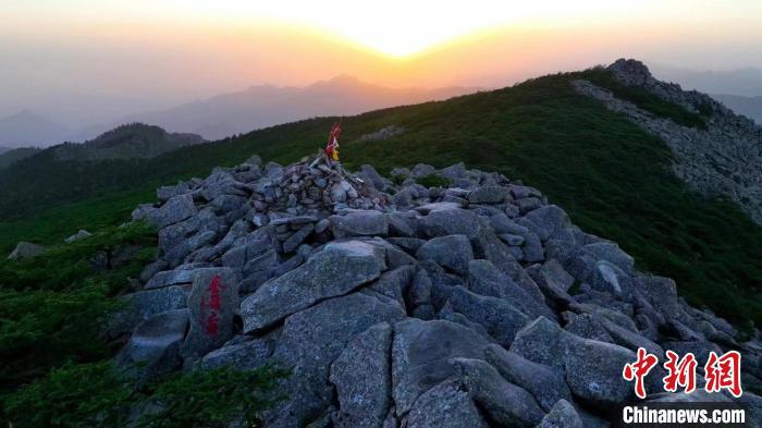 圖為“秦嶺之巔”冰晶頂?！≈烊竾疑止珗@供圖