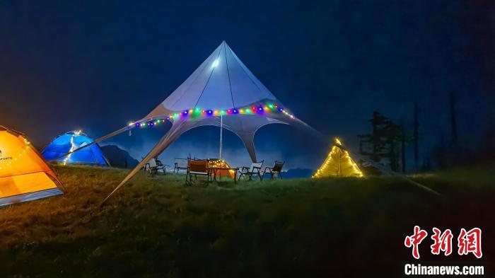 圖為游人在秦嶺山間露營?！≈烊竾疑止珗@供圖